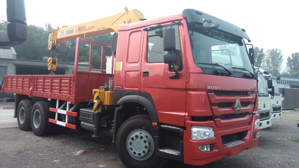 Camion HOWO 6x4 avec grue XCMG 14T