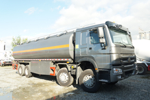 Camion-citerne de carburant SINOTRUK HOWO 8X4 30000 litres