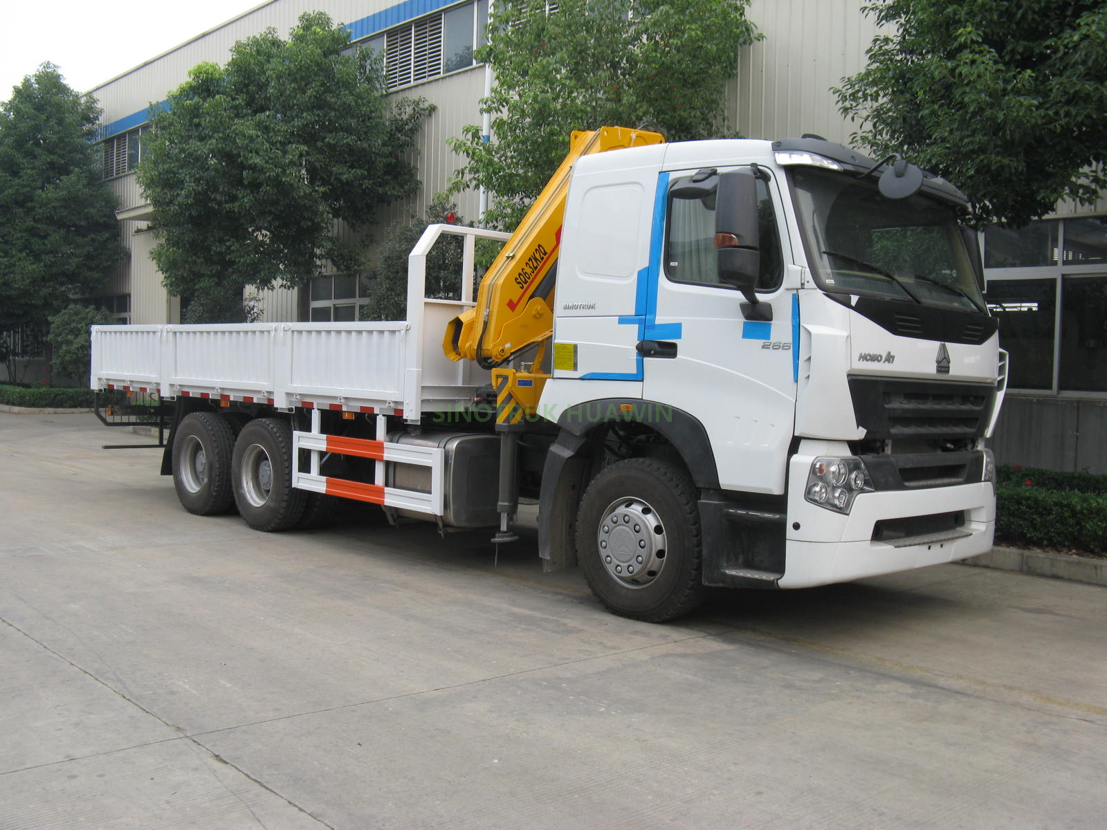 Camion SINOTRUK HOWO A7 6x4 avec grue XCMG 14T
