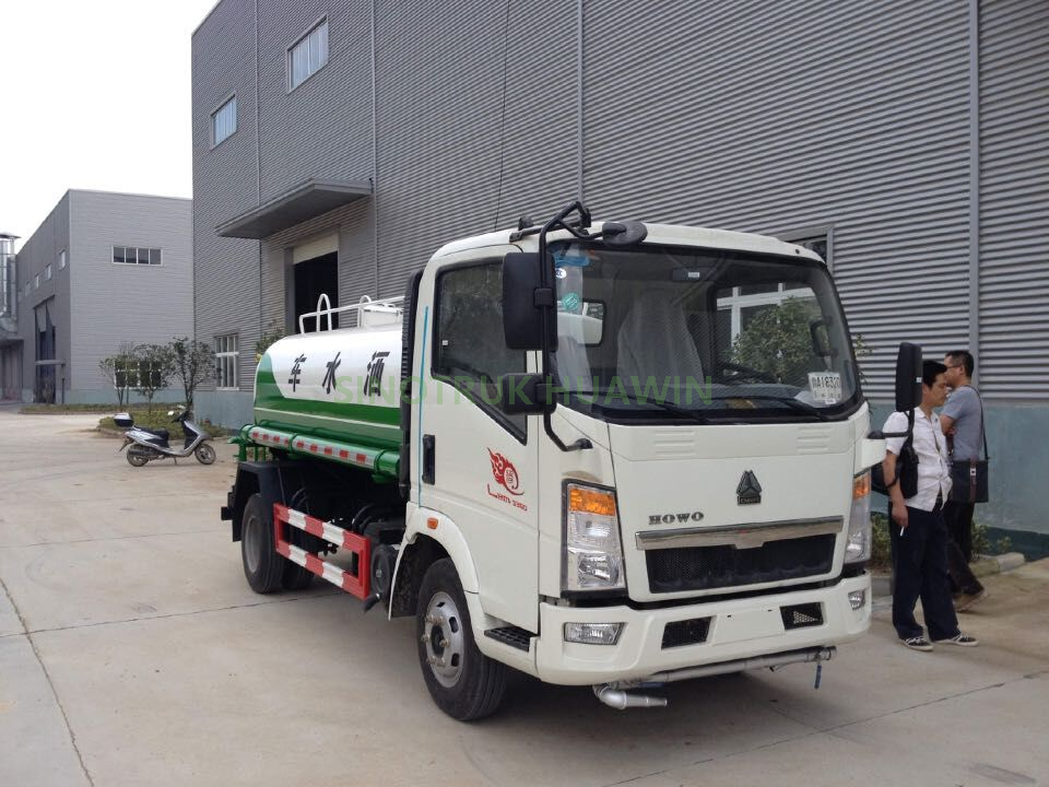 Camion d'arrosage d'eau SINOTRUK HOWO 4X2 10000 litres