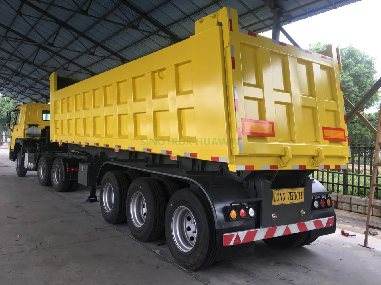 3 essieux 40 tonnes Sinotruk Huawin Dumper Dumper Benne basculante semi-remorque avec forme en U