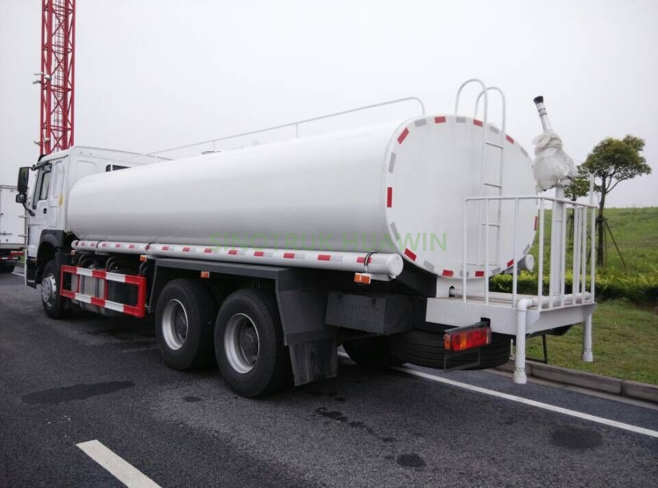 Camion d'arrosage d'eau SINOTRUK 6X4 20000 litres