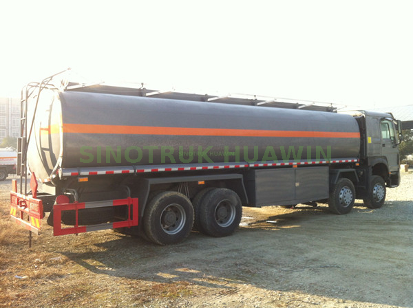 Camion-citerne de carburant SINOTRUK HOWO 8X4 30000 litres