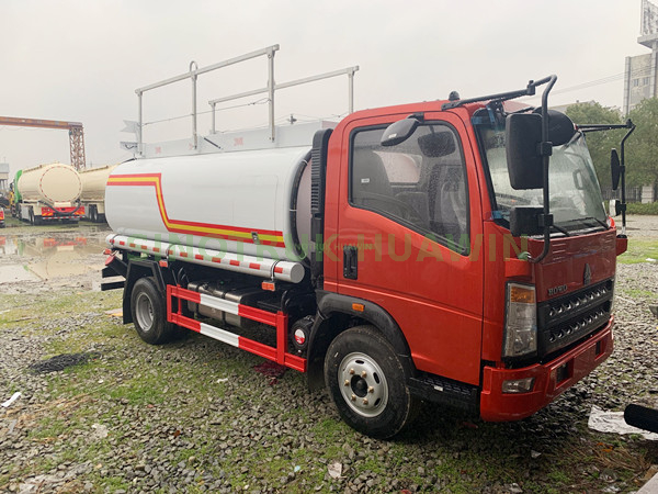 Camion de ravitaillement SINOTRUK HOWO 4X2
